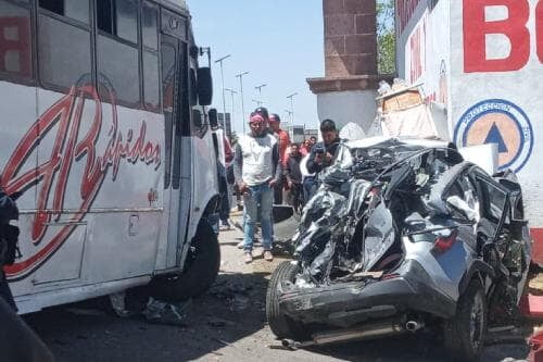 Autobús de "Rápidos" se lleva de corbata a dos camionetas en Jilotepec